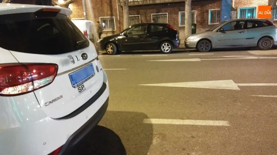 Uno de los taxis de Salamanca con la matrícula trasera azul