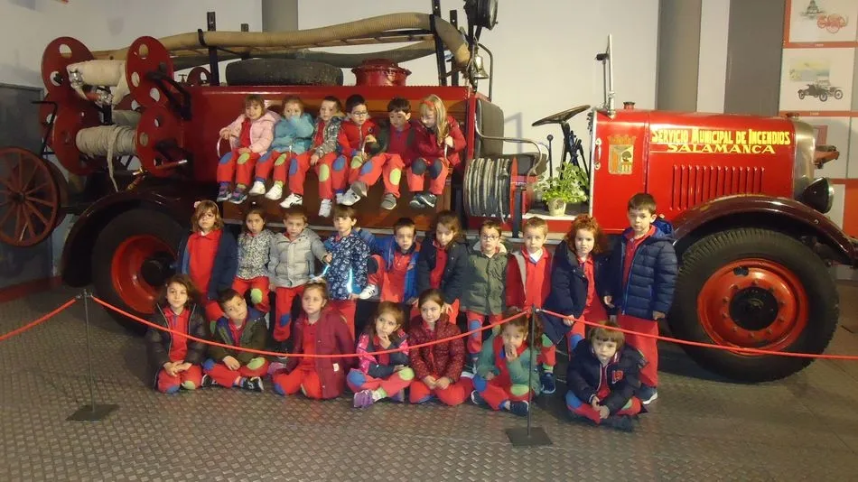 Los escolares se fotografiaron con un antiguo camión de bomberos