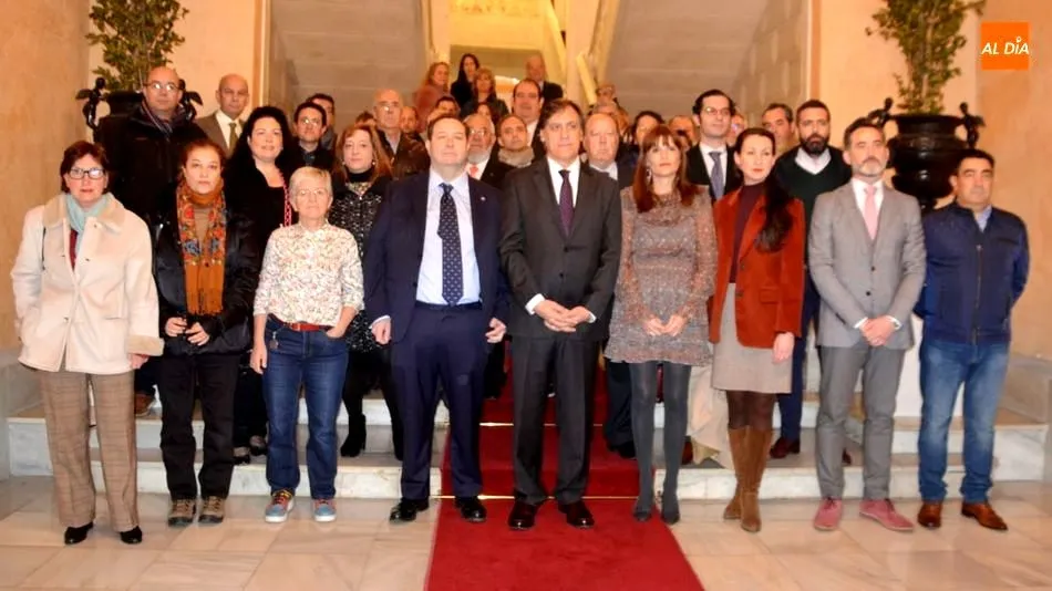 El alcalde de Salamanca, Carlos García Carbayo, junto a los representantes de los comercios distinguidos y algunos concejales. Foto de Lydia González