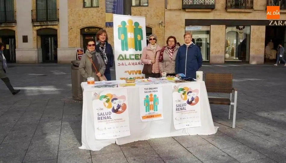 Mesa informativa de Alcer en la plaza del Liceo. Foto de Lydia González