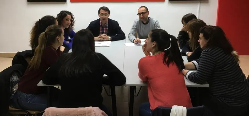 Representantes de los trabajadore de ACCEPTA en Salamanca con Fernando Pablos y David Serrada, en la sede del PSOE