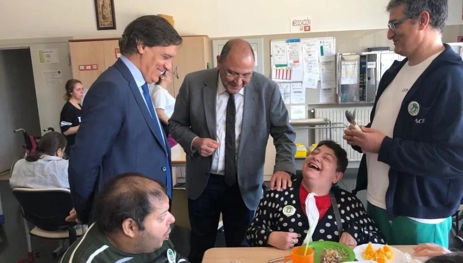 Carlos García Carbayo, alcalde de Salamanca, en una visita al centro de Aspace