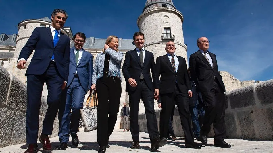 Pablo Casado, en el centro, en su visita al Archivo Nacional de Simancas, acompañado, entre otros, por el presidente regional del PP, Alfonso Fernández Mañueco. Foto @pablocasado_