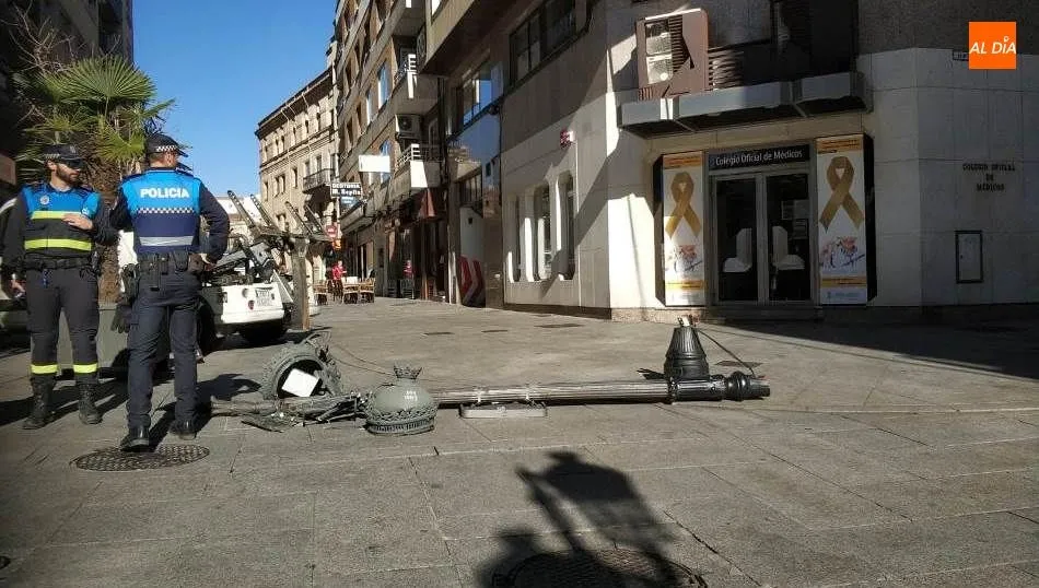 Agentes de la Policía Local junto a la farola derribada en el calle José Jaúregui. Foto de Lydia González