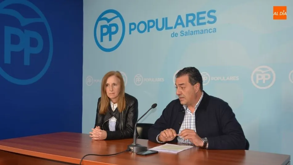 Los procuradores del PP Concepción Miguélez y Salvador Cruz. Foto: Lydia González