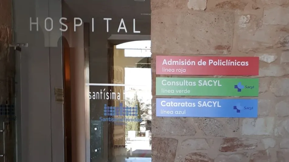 El PSOE critica que el Hospital de la Santísima Trinidad de Salamanca luzca el emblema y el logotipo del Sacyl