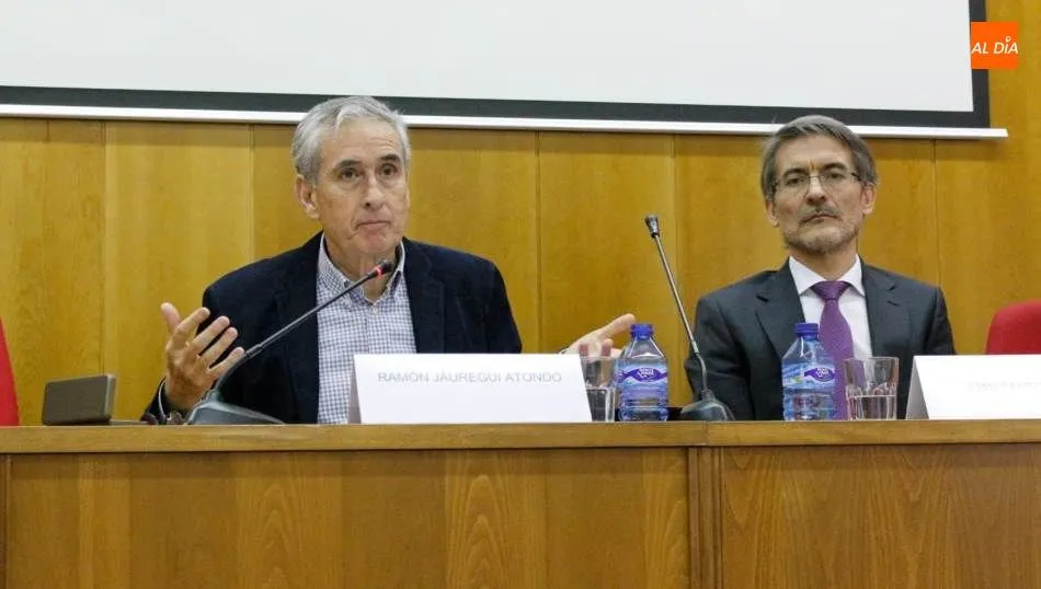 Conferencia de Ramón Jaúregui en la Facultad de Derecho. Foto de Elena López