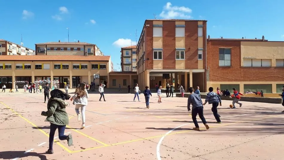 Patio del colegio Filiberto Villalobos en Salamanca