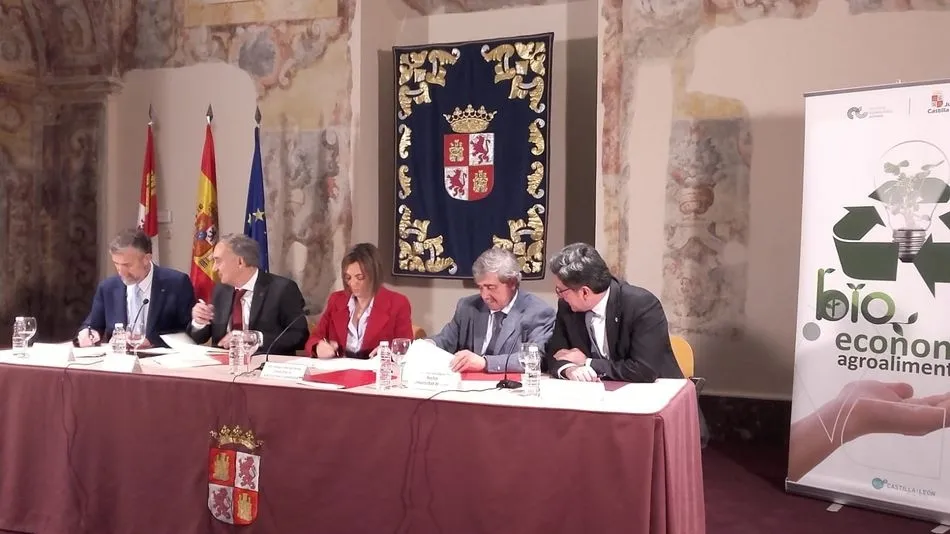 Firma del convenio entre la Consejería y la Fundación General de la Universidad