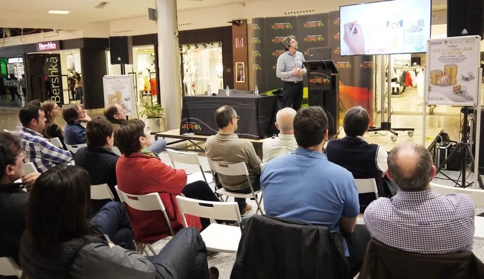 El Centro Comercial El Tormes acogió en la tarde de ayer una charla sobre ‘Qué es y cómo usar el Bitcoin’