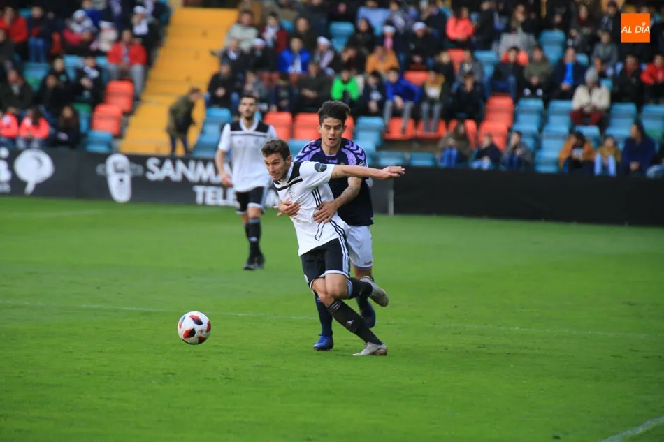 Víctor Mena se zafa de la presión de un rival