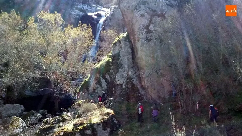 Un grupo de senderistas acercándose al cachón del Berrido