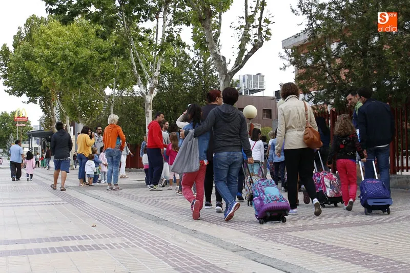 Padres y madres de alumnos a las puertas de un centro escolar