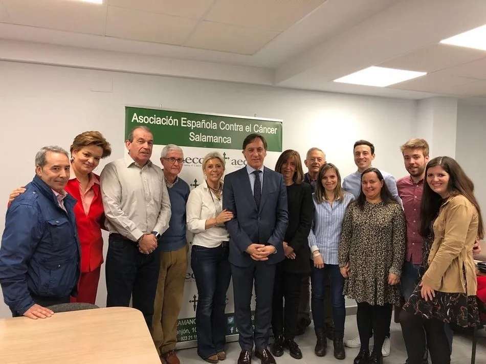 El alcalde de Salamanca, Carlos García Carbayo, durante su visita a la AECC Salamanca