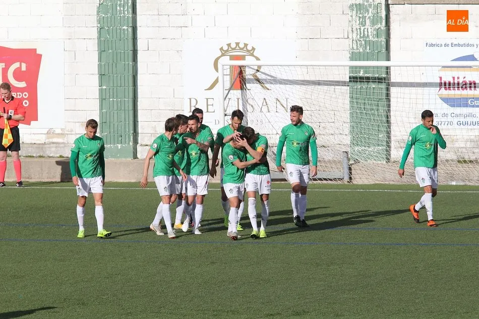 Los jugadores del Guijuelo celebran el tanto de Raúl Ruiz de penalti