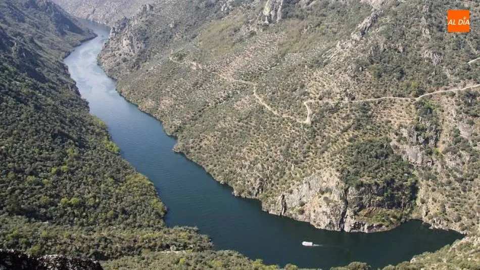 Barco de Aldeadávila realizando uno de sus paseos fluviales por el Duero