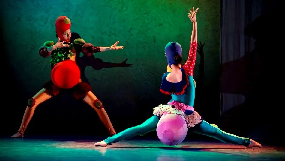 Cuentos por un cubo, un espectáculo de danza familiar interpretado por la compañía Larumbe y recomendado para niños a partir de 4 años