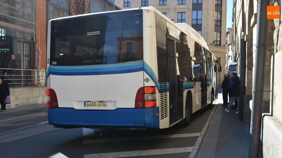 Autobús urbano en la parada de la plaza del Mercado