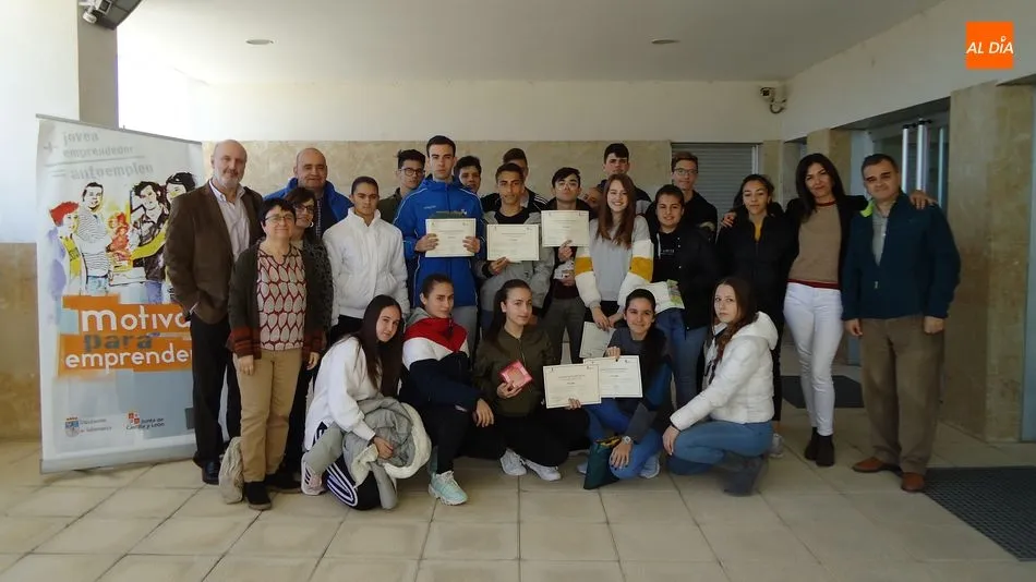 Los alumnos premaidos posan con representantes de las instituciones y entidades colaboradoras tras la entrega de los premios