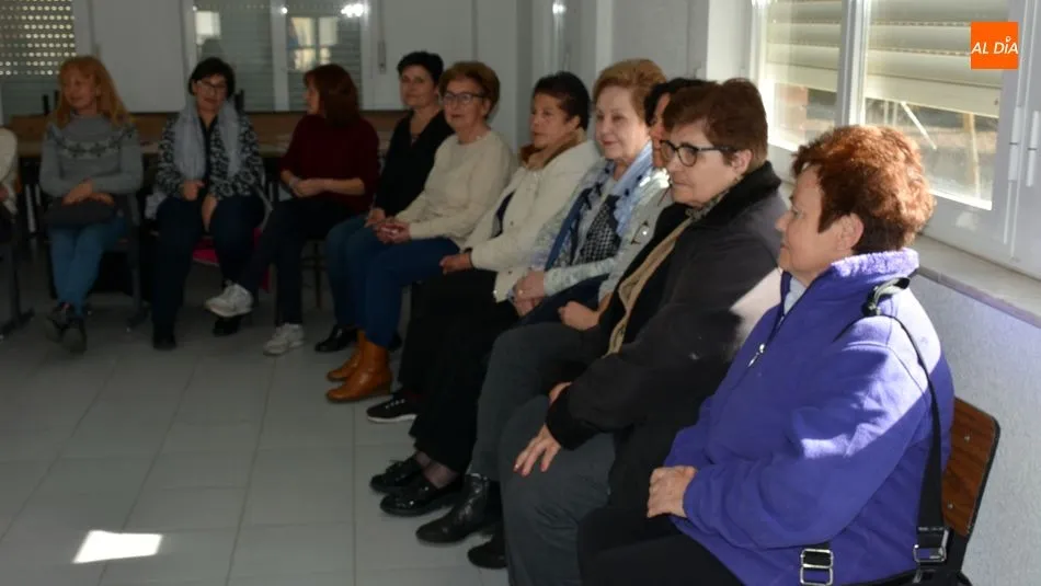 Asistentes a la primera sesión del taller en el hogar del jubilado / E. Corredera
