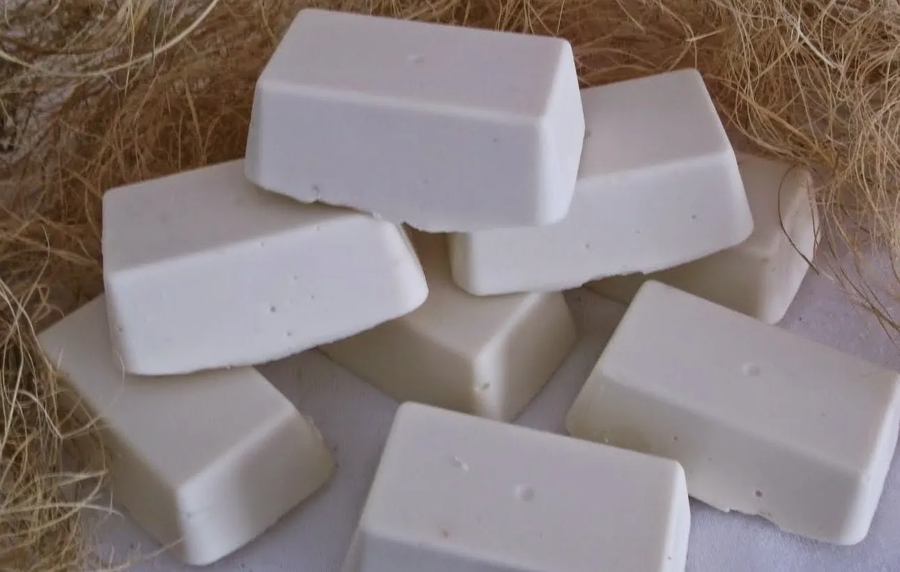 El centro social acoge un taller de elaboración de jabón casero