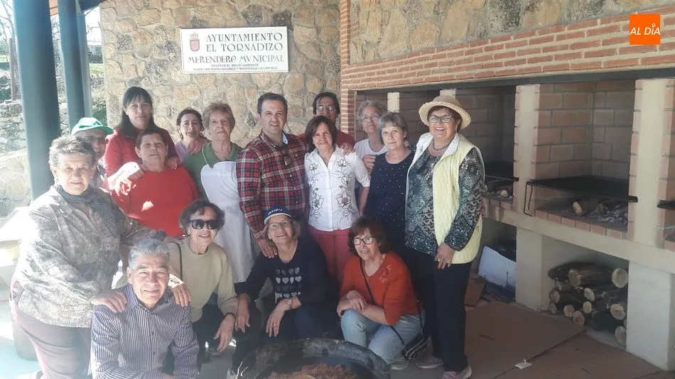 Los participantes en la matanza de El Tornadizo en las nuevas instalaciones de ocio con barbacoa