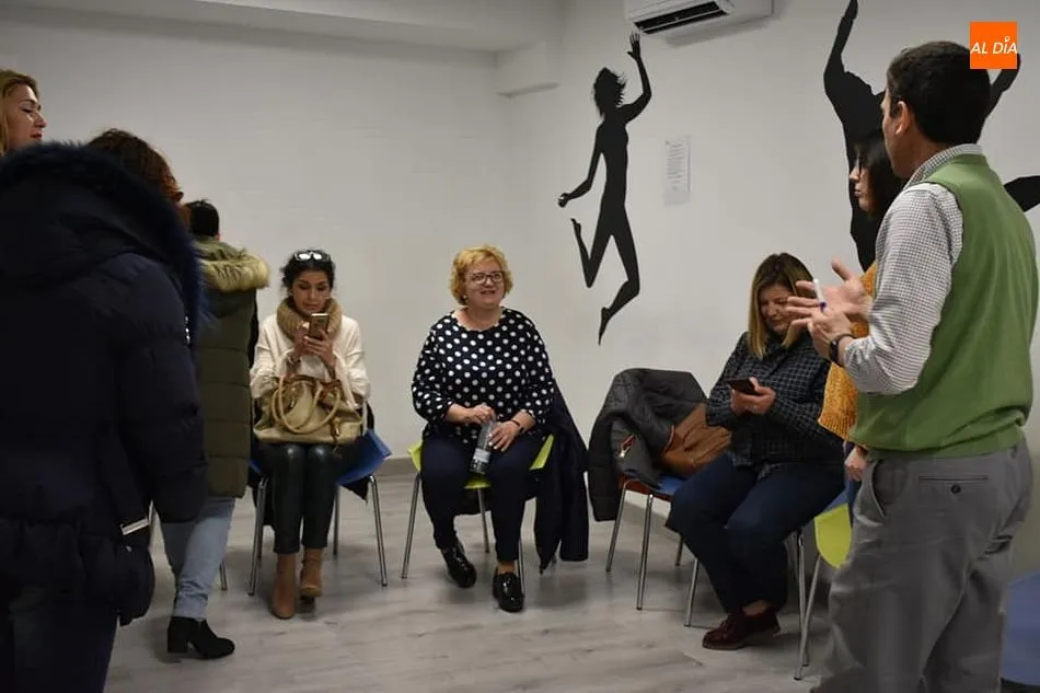 La segunda sesión de la escuela de padres se adentra en el programa piloto de convivencia del IES...