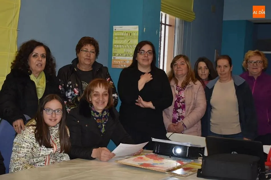 Las miembros de AMEG durante la primera sesión del Taller de Creatividad Solidaria. Fotos: Ayto. de Guijuelo