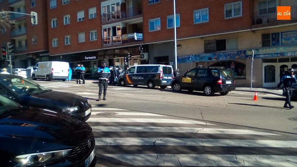 Agentes de la Policía Local y la Policía Nacional en la zona de la Carretera de Ledesma, donde tenía lugar este suceso