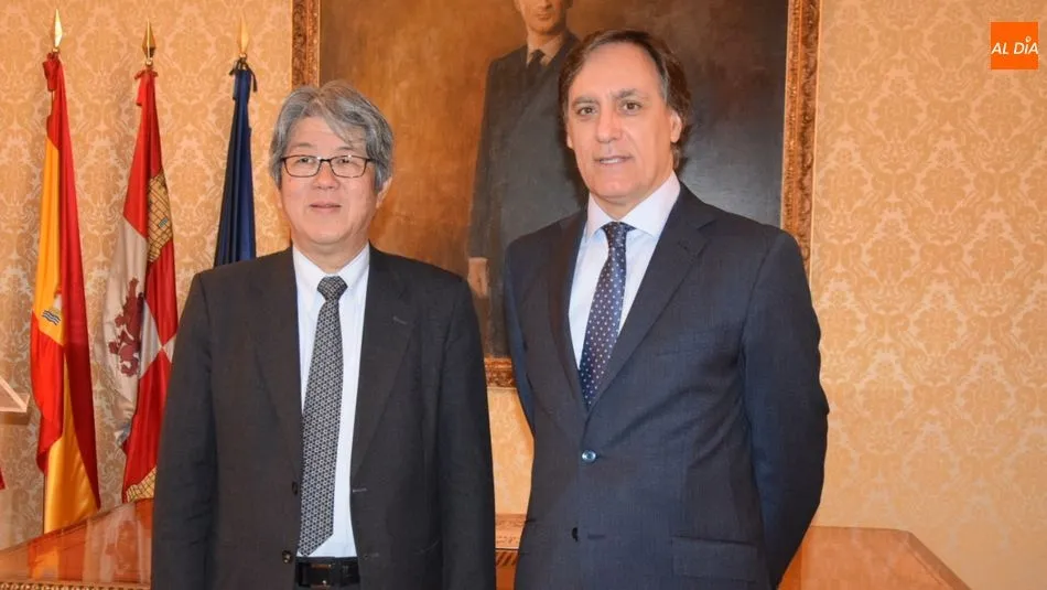 El alcalde de Salamanca, Carlos García Carbayo, junto al Embajador de Japón en España, Masashi Mizukami. Foto de Eva Fernández