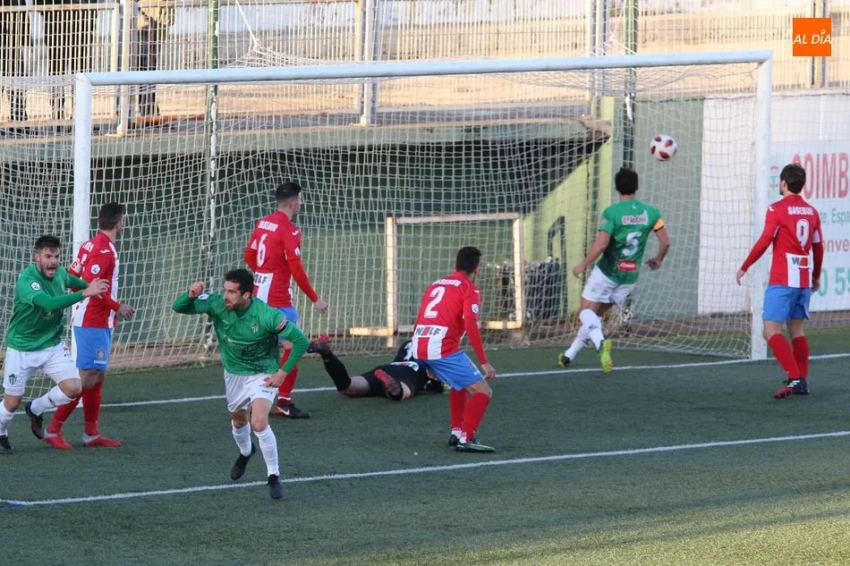 Los jugadores del Guijuelo celebran un gol