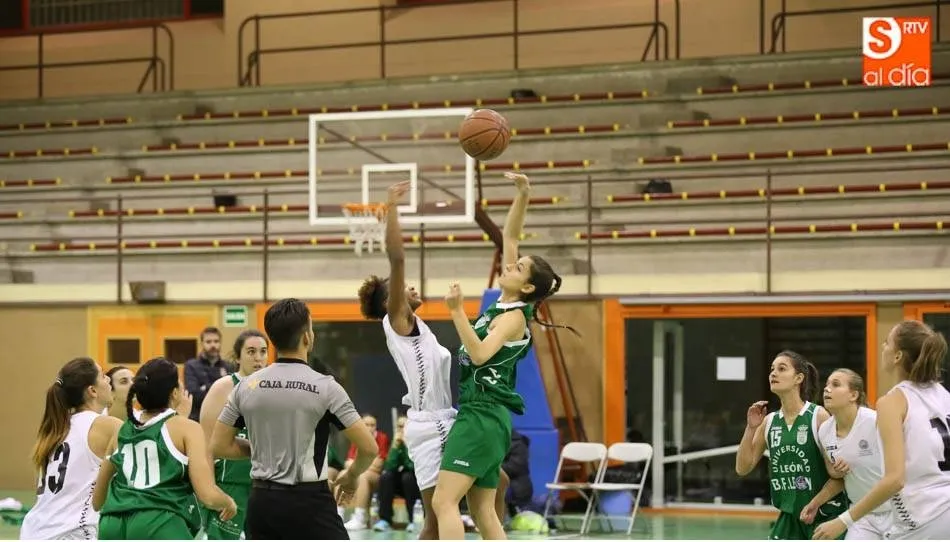 Un partido del equipo de baloncesto femenino de la USAL / Archivo