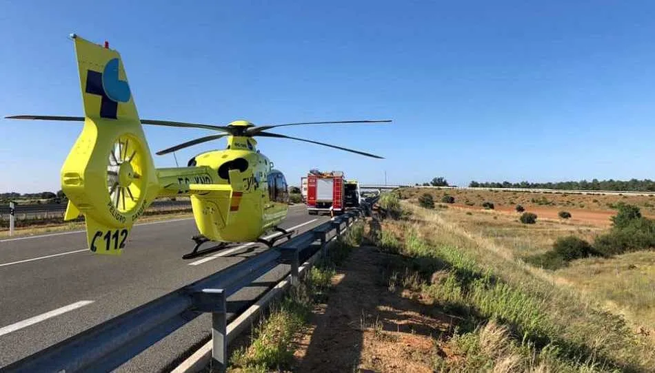 Helicóptero medicalizado y bomberos en un accidente anterior