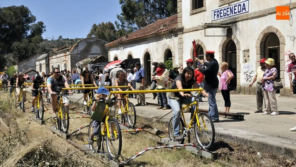 Biclonetas en la estación de La Fregeneda en una fiesta de la asociación Tod@via / E. Corredera
