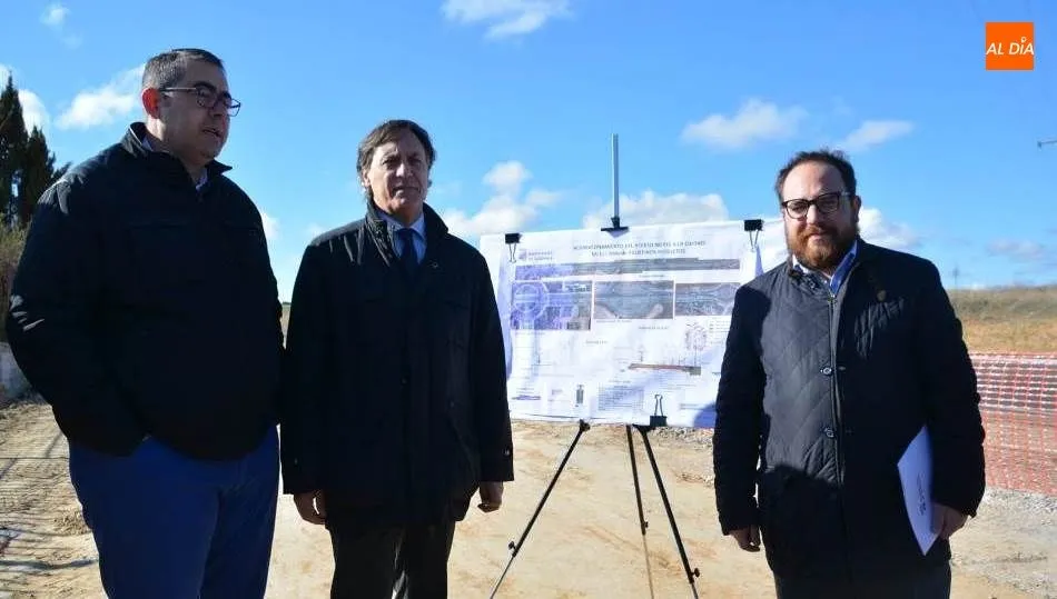 El alcalde de Salamanca, Carlos García Carbayo, en el centro, en la visita a estas obras junto a la carretera de Zamora. Foto de Lydia González
