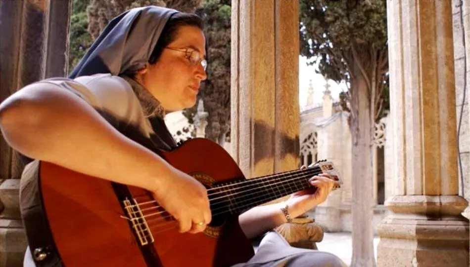 La Hermanda Glenda es teóloga por la Pontificia Universidad Gregoriana de Roma y psicóloga por la Universidad Pontificia de Salamanca