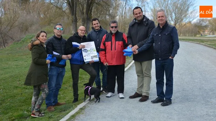 Representantes del Ayuntamiento y Asociación del Comercio han iniciado la entrega de bolsas en la Isla del Soto. Foto: Lydia González