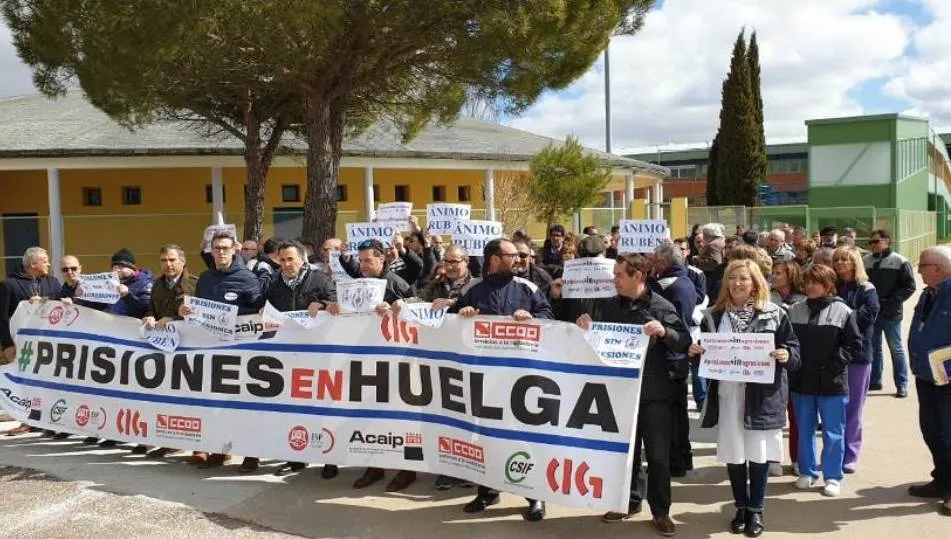 Concentración a la puerta de la cárcel de Topas