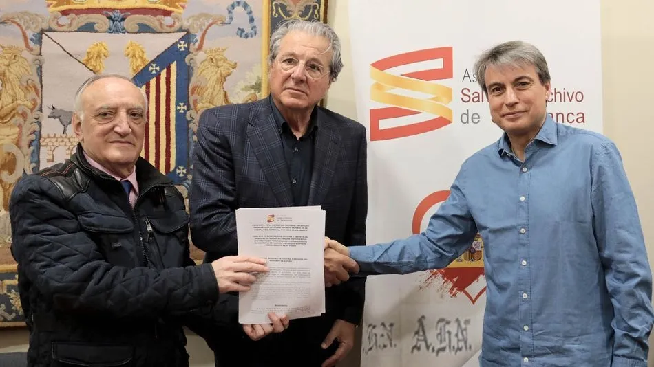 Jorge DAlessandro, en el centro, junto a los responsables de la Asociación Salvar el Archivo