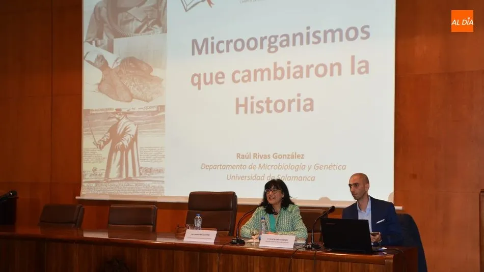 El profesor de la USAL Raúl Rivas González, en un momento de la conferencia. Foto: Lydia González