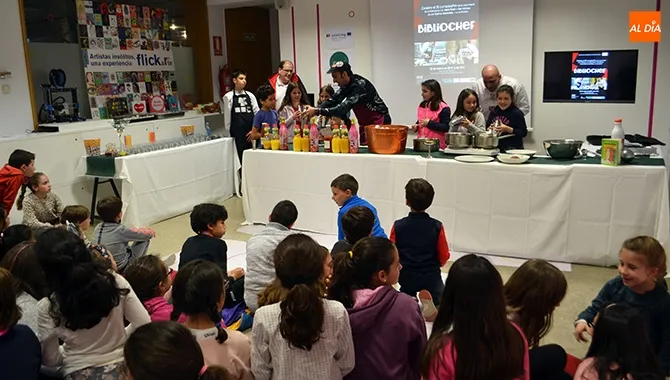 El chef Helio Flores y el barman Teo Marcos protagonizaban la actividad Bibliochef que unía cocina y literatura infantil