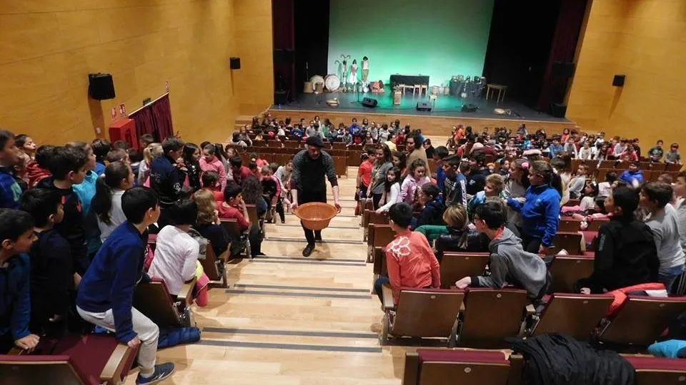 Los escolares participaron de principio a fin en una actuación brillante de Mayalde