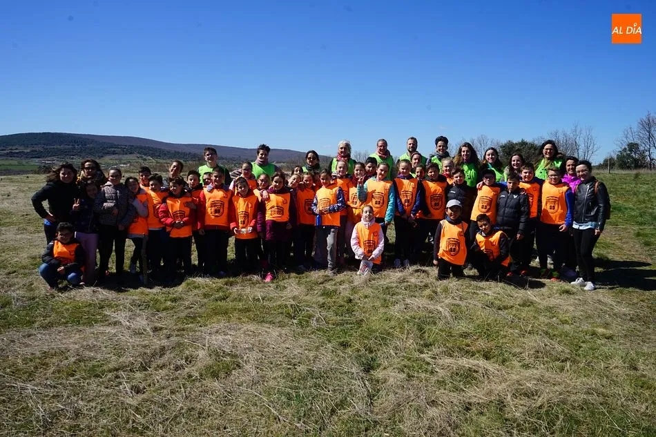 Colegiales y voluntarios se unieron en la jornada en el parque de La Dehesa