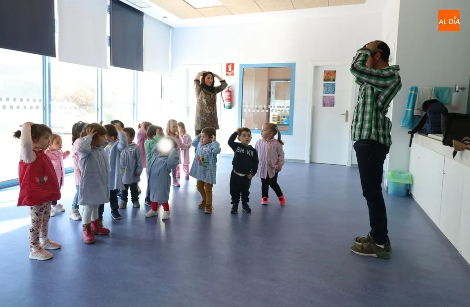 Otman Coby, profesor de baile, en la sesión con los pequeños de la Escuela Infantil de Guijuelo