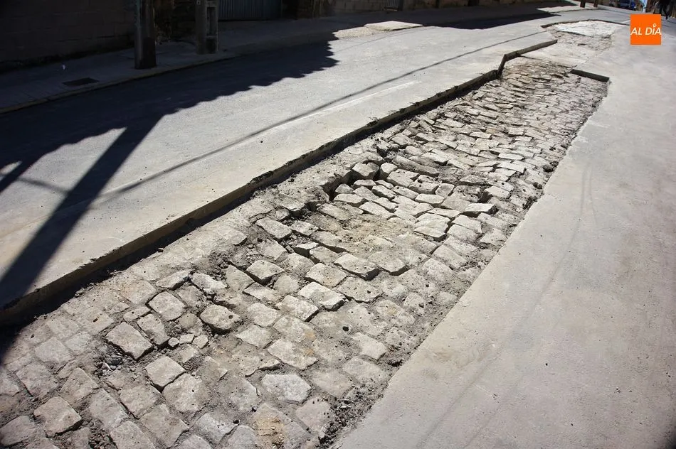 Reparan el firme de la calle Chinarral tras un pequeño hundimiento del asfalto