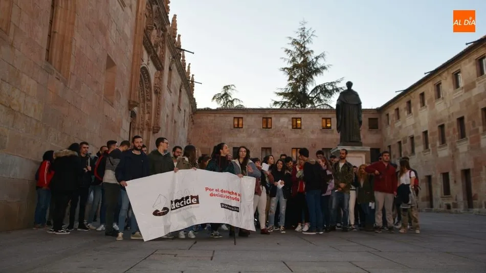 Concentración de USAL Decide a las puertas del Rectorado. Foto: Lydia González