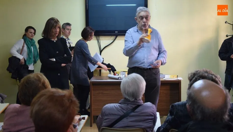 Los nuevos dispositivos se presentaron este viernes en el centro de mayores Juan de la Fuente. Foto de Eva Fernández