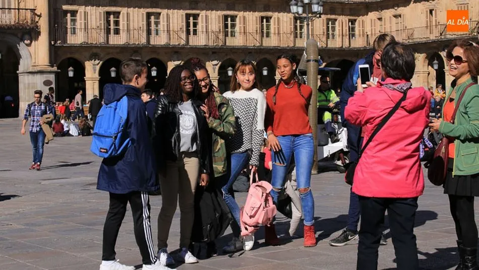 Las fotos en la Plaza Mayor no pueden faltar para los viajeros que eligen Salamanca