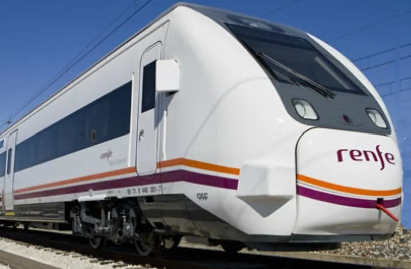 El tren, de la serie 120, permite su circulación por la línea de Alta Velocidad entre Zaragoza y Barcelona