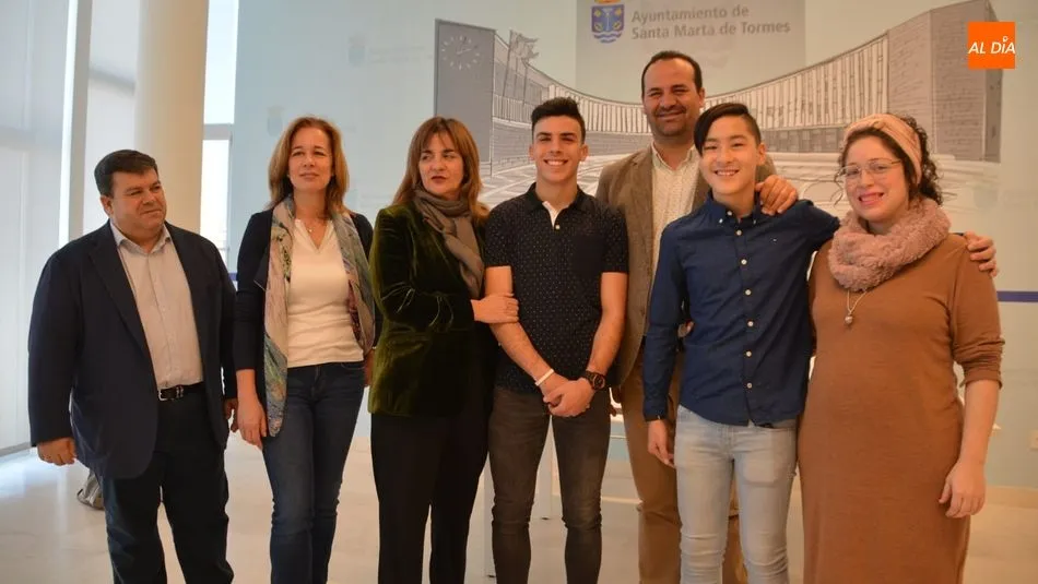 El alcalde y el concejal de Cultura han recibido a los dos alumnos acompañados por las directoras de la Escuela de Música. Foto: Lydia González